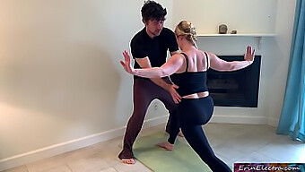 Geile Blonde Stiefmutter Und Stiefsohn Engagieren Sich In Einer Intimen Yoga-Session